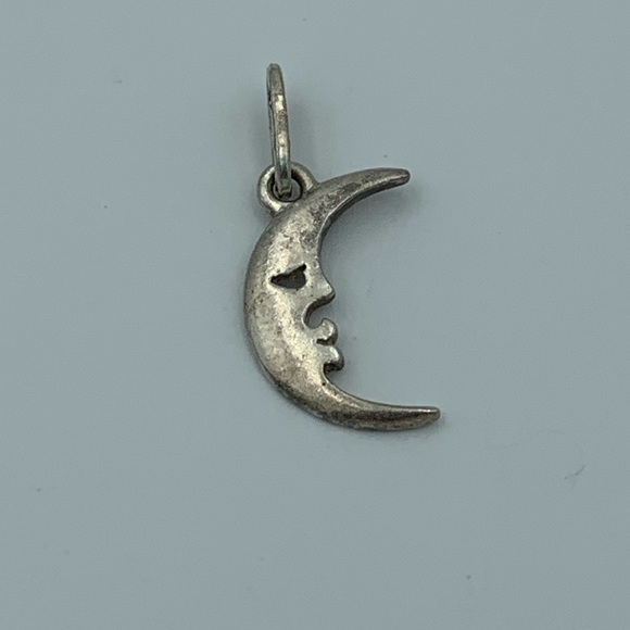 Crescent moon charm - Picture 1 of 3